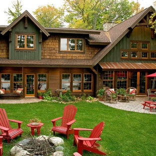 Zweistöckiges, Grünes Uriges Haus mit Holzfassade in Minneapolis