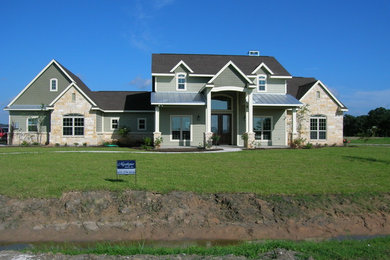 Esempio della facciata di una casa verde american style a un piano con rivestimenti misti