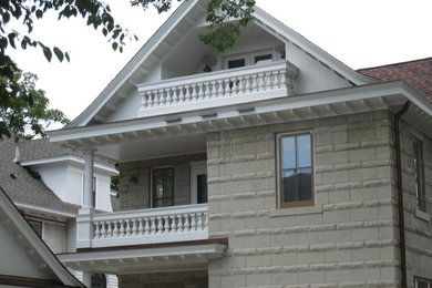Imagen de fachada beige tradicional grande de dos plantas con revestimiento de hormigón