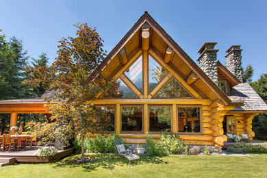 Стильный дизайн: двухэтажный, коричневый дом в стиле рустика - последний тренд