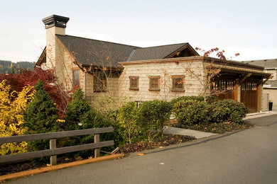 Cette image montre une façade de maison craftsman en bois de plain-pied.