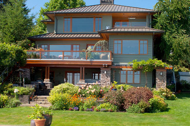 シアトルにあるコンテンポラリースタイルのおしゃれな家の外観 (黄色い外壁) の写真