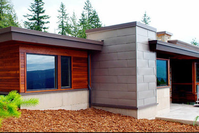 Foto de fachada marrón contemporánea grande de dos plantas con revestimientos combinados y tejado plano