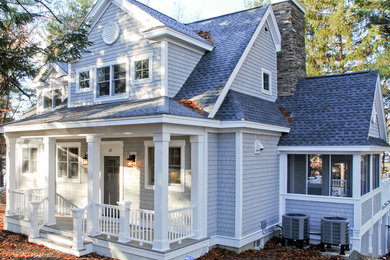 Diseño de fachada de casa gris de estilo americano de tamaño medio de dos plantas con revestimiento de madera, tejado a dos aguas y tejado de teja de madera