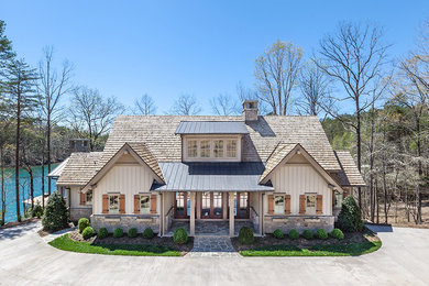 Cette photo montre une façade de maison craftsman.