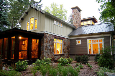 Пример оригинального дизайна: двухэтажный, бежевый дом среднего размера в стиле кантри с комбинированной облицовкой и двускатной крышей