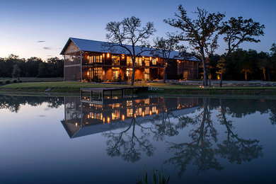 Mittelgroßes, Zweistöckiges Modernes Haus mit Satteldach und Blechdach in Austin