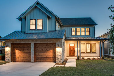 Zweistöckiges, Mittelgroßes Landhaus Haus mit beiger Fassadenfarbe, Satteldach und Mix-Fassade in Dallas