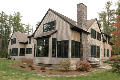 Modelo de fachada de casa tradicional grande de dos plantas con revestimiento de madera, tejado a dos aguas y tejado de teja de madera