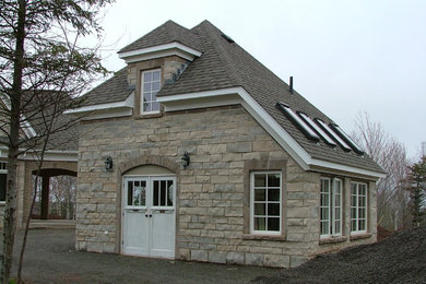 他の地域にある小さなトラディショナルスタイルのおしゃれな家の外観 (石材サイディング) の写真