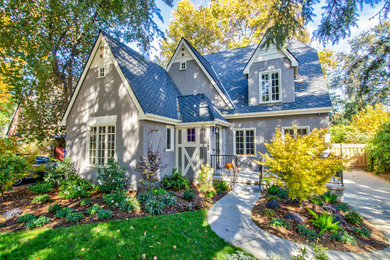 Zweistöckiges Klassisches Einfamilienhaus mit Putzfassade, grauer Fassadenfarbe und Schindeldach in Sacramento
