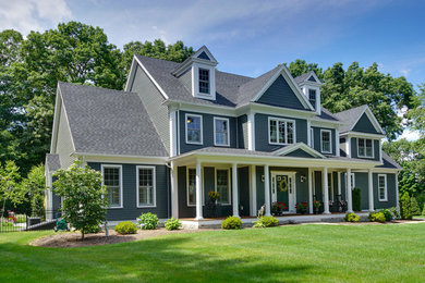 Diseño de fachada de casa gris clásica grande de dos plantas con revestimiento de aglomerado de cemento, tejado a dos aguas y tejado de teja de madera