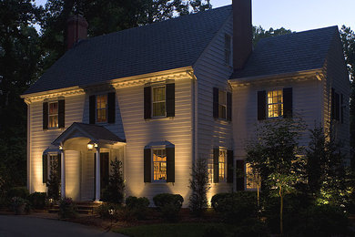 Inspiration for a timeless white vinyl exterior home remodel in Richmond