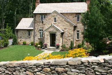 Foto de fachada beige de tamaño medio de dos plantas con revestimiento de piedra
