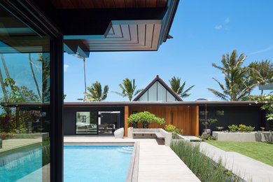 ハワイにあるミッドセンチュリースタイルのおしゃれな家の外観の写真