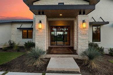 Großes, Zweistöckiges Modernes Einfamilienhaus mit Putzfassade, brauner Fassadenfarbe, Satteldach und Blechdach in Boise