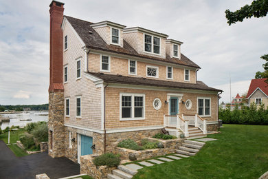 Dreistöckiges Maritimes Haus mit beiger Fassadenfarbe, Satteldach und Schindeldach in New York