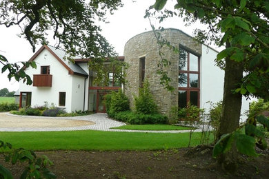Large house with sandstone masonry - Curved paths and paving