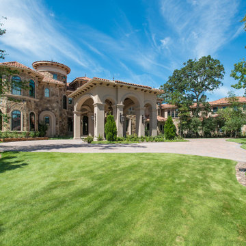 Large traditional mediteranean home in The Woodlands