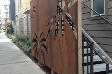 Foto de fachada gris contemporánea de tamaño medio de dos plantas con revestimiento de madera