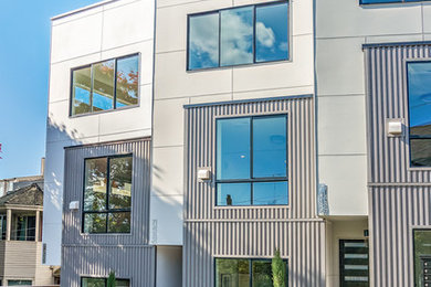 Foto de fachada de casa pareada gris minimalista de tamaño medio de tres plantas con revestimientos combinados y tejado plano