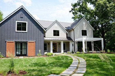 Zweistöckiges Landhausstil Haus mit Mix-Fassade, beiger Fassadenfarbe und Satteldach in St. Louis