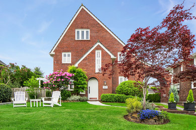 На фото: огромный, двухэтажный, кирпичный, красный частный загородный дом в классическом стиле