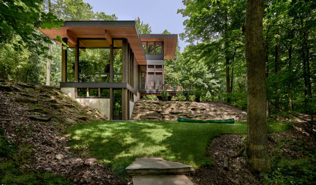 Houzz Tour: A Contemporary Weekend Cottage Treads Lightly in the Forest
