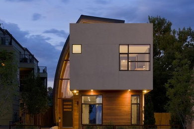 ウィルミントンにあるコンテンポラリースタイルのおしゃれな家の外観の写真
