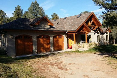 Diseño de fachada de casa beige rústica de tamaño medio de una planta con revestimiento de madera, tejado a dos aguas y tejado de teja de madera