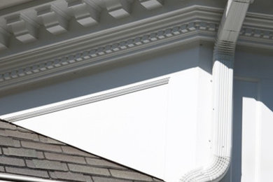 Foto de fachada de casa de estilo americano con tejado a dos aguas y tejado de teja de madera