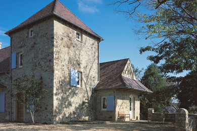 Aménagement d'une façade de maison en pierre.