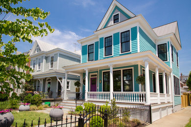 Ispirazione per la facciata di una casa blu classica a due piani con rivestimento in legno e tetto a capanna