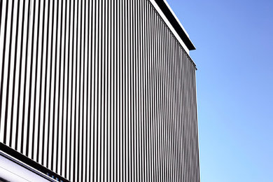 Esempio della facciata di una casa moderna a tre piani