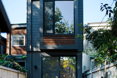 Свежая идея для дизайна: двухэтажный, серый дом в стиле неоклассика (современная классика) с комбинированной облицовкой и плоской крышей - отличное фото интерьера