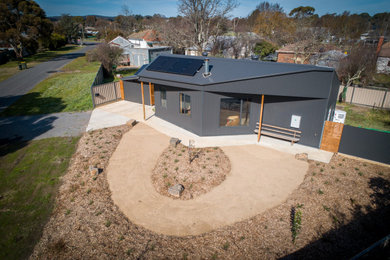 Свежая идея для дизайна: маленький, одноэтажный, серый частный загородный дом в современном стиле с облицовкой из металла для на участке и в саду - отличное фото интерьера