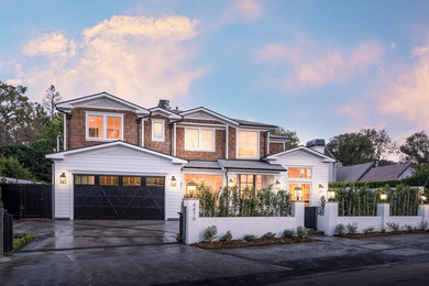 Großes, Zweistöckiges Klassisches Einfamilienhaus mit Faserzement-Fassade, weißer Fassadenfarbe, Satteldach und Schindeldach in Los Angeles