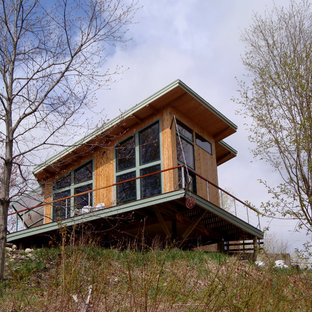 Foto della facciata di una casa moderna con rivestimento in legno