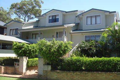 Mittelgroßes, Zweistöckiges Klassisches Haus mit weißer Fassadenfarbe, Satteldach und Blechdach in Sydney