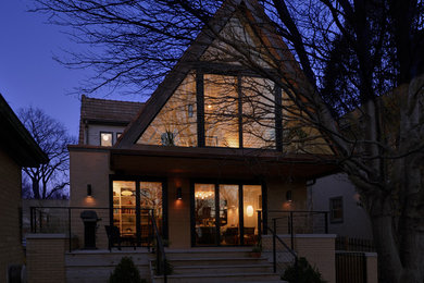 Foto della facciata di una casa beige contemporanea a due piani con rivestimento in mattoni