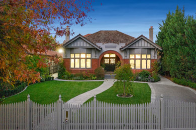 Großes, Zweistöckiges Klassisches Einfamilienhaus mit Backsteinfassade, bunter Fassadenfarbe, Satteldach und Ziegeldach in Melbourne