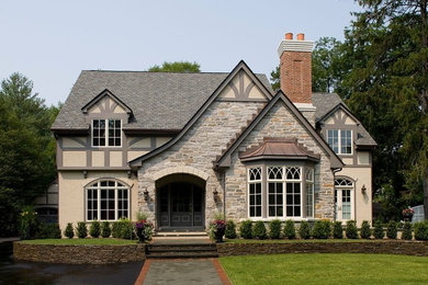 Imagen de fachada de casa beige de estilo americano de tamaño medio de dos plantas con revestimientos combinados