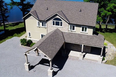 オタワにあるラグジュアリーなおしゃれな家の外観 (石材サイディング) の写真