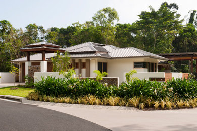 Modelo de fachada de casa blanca asiática de una planta con tejado a cuatro aguas y tejado de metal