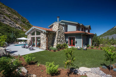 Immagine della villa blu eclettica a due piani di medie dimensioni con rivestimenti misti, tetto a capanna e copertura in metallo o lamiera