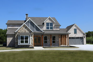 Idée de décoration pour une grande façade de maison multicolore champêtre à un étage avec un revêtement mixte, un toit à deux pans et un toit en shingle.