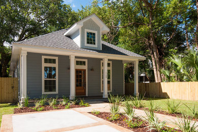 Inspiration for a mid-sized craftsman blue two-story wood house exterior remodel in Miami with a shingle roof