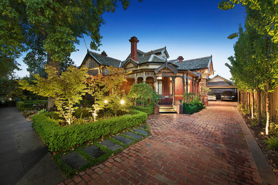 Zweistöckiges Klassisches Haus mit Betonfassade, roter Fassadenfarbe und Satteldach in Melbourne