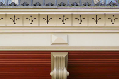 Imagen de fachada gris clásica de tamaño medio de tres plantas con revestimiento de ladrillo