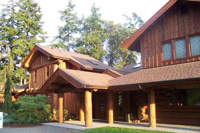 Diseño de fachada de casa marrón rural de tamaño medio de dos plantas con revestimiento de madera, tejado a dos aguas y tejado de varios materiales
